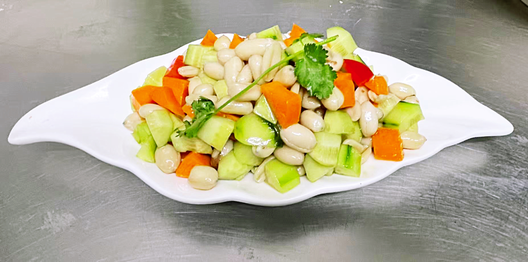 Salade croquante de céleri et cacahuète